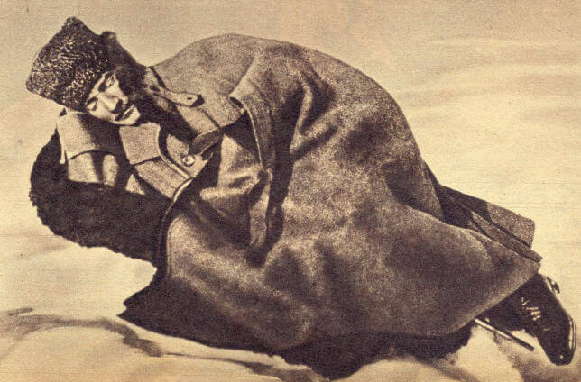 Atatürk, Kurtuluş Savaşı sırasında bütün milletle beraber binbir yoksunluğa katlanarak orduya savaş gücü vermiştir. 1921'de çekilen resim Atatürk'ü karlar üstünde dinlenirken gösteriyor.