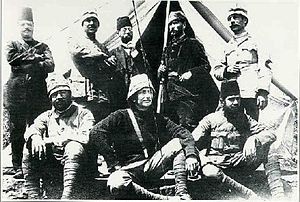 Mustafa Kemal ve arkadaşları Kızılay çadırı önünde