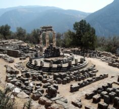 Delphi Tapınağı Nerededir? Apollon Kehanetleri ve Antik Yunan Dini Merkezi