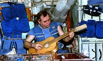 Uzayda Gitar Çalmak