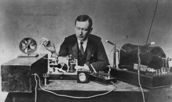 Marconi, 1890'larda ilk uzun mesafeli radyo yayınlarında kullandığı cihazı gösteriyor. Verici sağda, kağıt teypli alıcı solda.