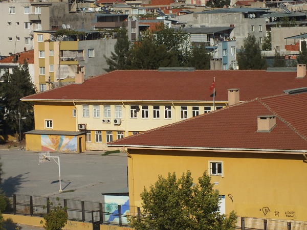 İzmir Yeni Girne'de Bir Okul