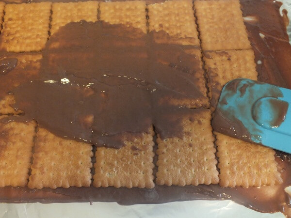 Bisküvili Çikolatalı Üçgen Pasta