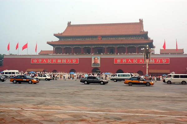 Pekin - Tiananmen Meydanı ve Mao Posteri