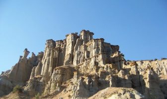 Kula'nın doğusunda bulunan Kapadokya'daki peri bacalarına benzer oluşumlar.
