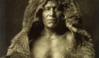 Ayı Postu İle Görüntülenmiş Br Arikara Yerlisi - Edward S. Curtis, 1908