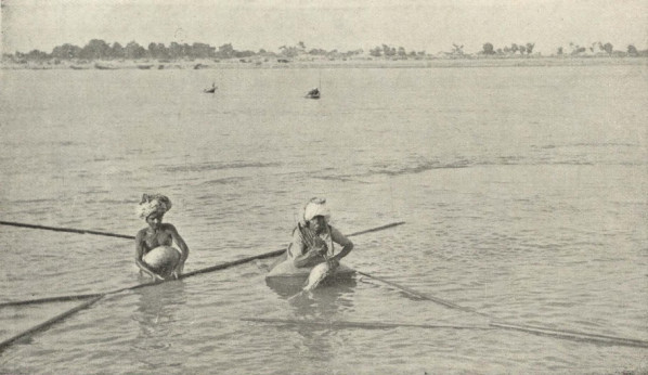 1905 yılında çekilen bu fotoğrafta İndus Nehrinde ki balıkçılar görülmekte