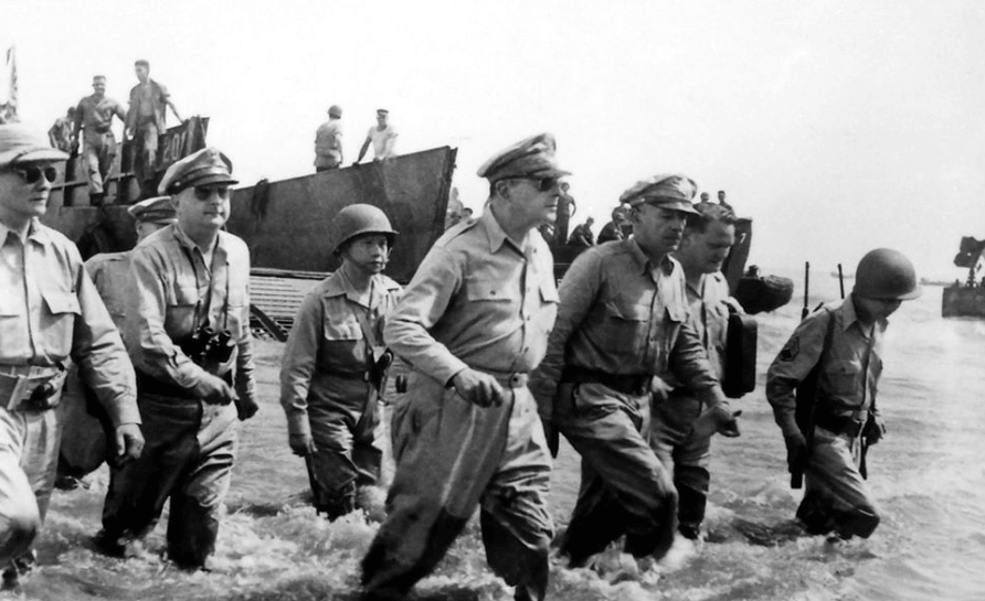 Douglas MacArthur Filipinlere Geri Dönüyor