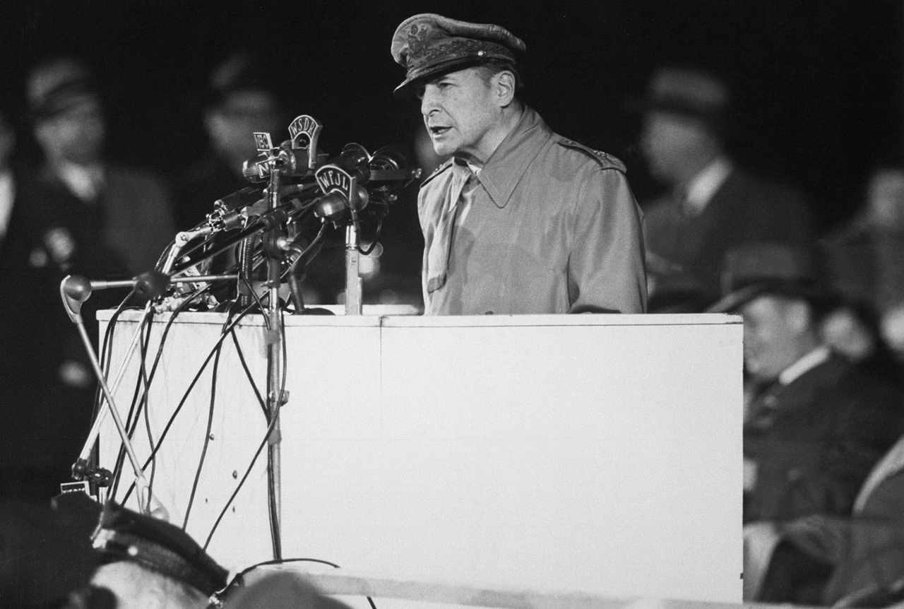 MacArthur , 1951'de Chicago'daki Soldier Field'da konuşurken