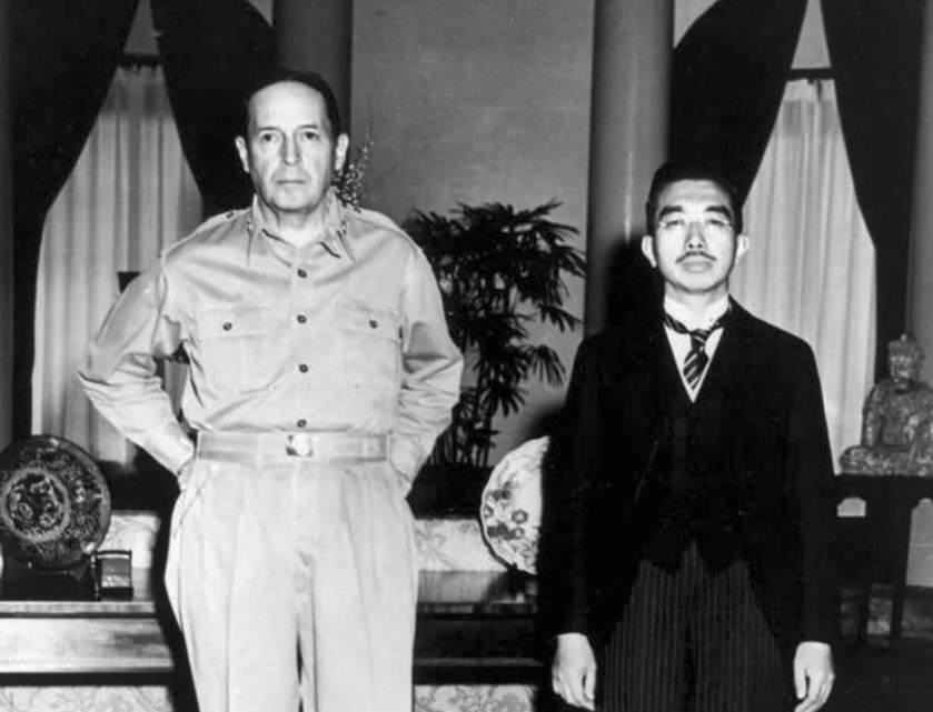 MacArthur ve Japonya İmparatoru Hirohito , ilk görüşmelerinde, Eylül 1945
