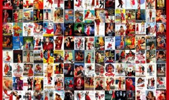 Kırmızı kıyafetli kahramanların yer aldığı sinema posterleri.