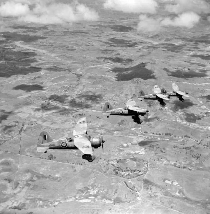 Dört Westland Lysander Mk. III adanın üzerinde uçuyor