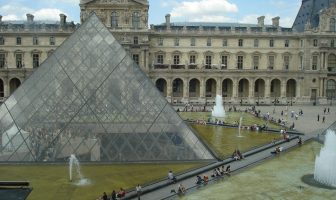 Louvre piramidi