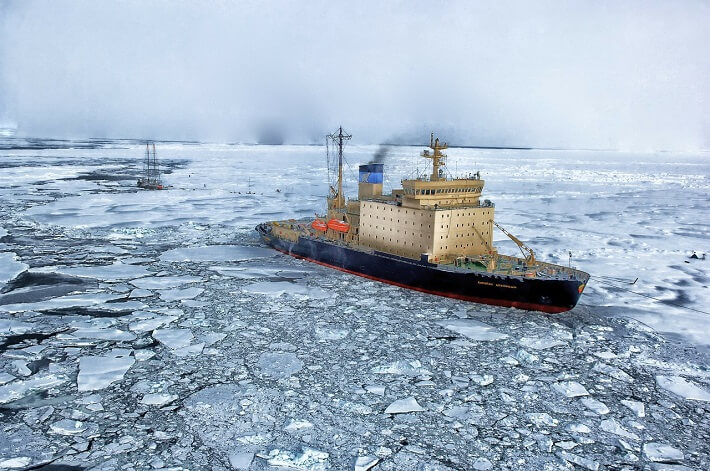 Arktika bölgesinde bir gemi