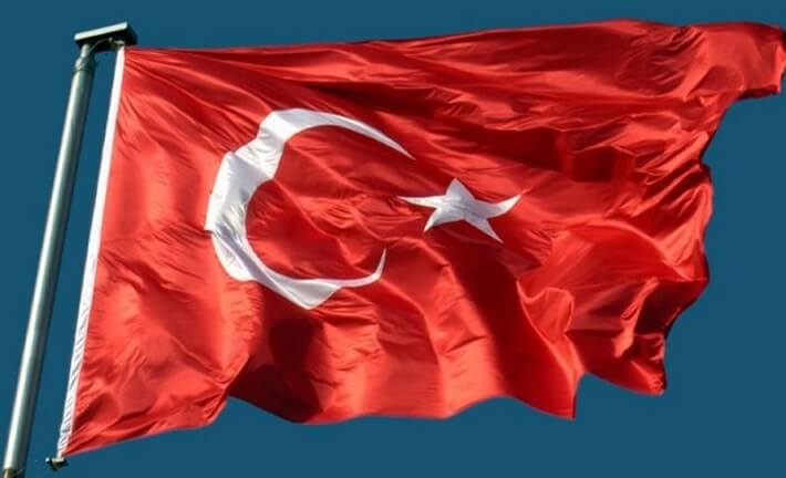Dalgalanan Türk Bayrağı