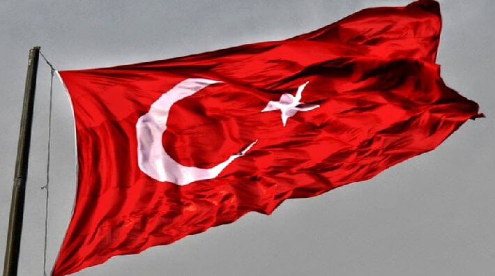 Dalgalanan Türk Bayrağı