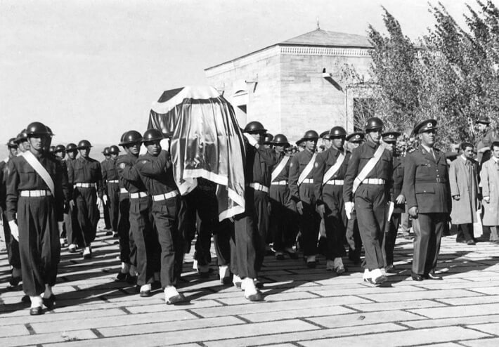 Atatürk'ün Naaşının Anıtkabir'e Taşınması