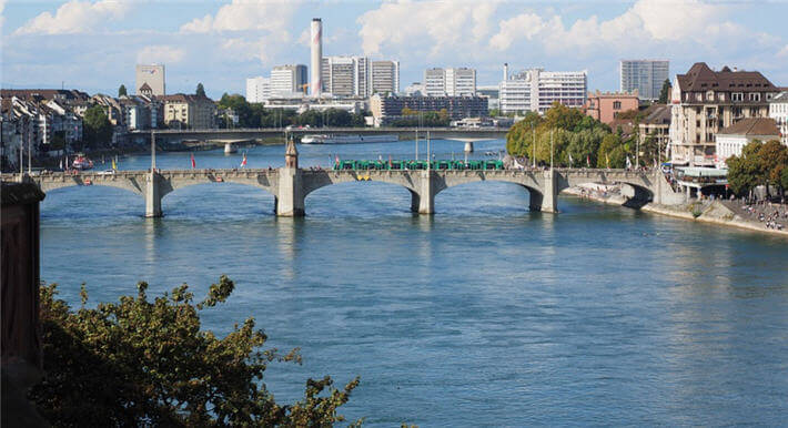 Basel şehrinin ortasından geçen Ren nehrinden bir görünüm