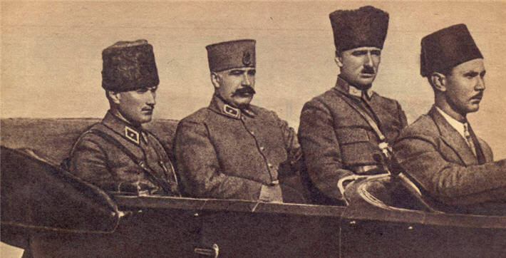 Milli Mücadeleyi çetin savaşlardan sonra başarı ile sonuçlandıran Atatürk, yanında Fevzi Paşa (FevziÇakmak) olduğu halde 1922 sonbaharında İzmir'e giriyor.