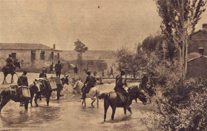 Yunan birlikleri Eskişehir-Seyitgazi yolunda bir kasabadan geçiyor. Düşmanın zulmü yüzünden meydanda sivil halktan bir tek Türk görmek mümkün değil. Kasabada kalan sakatlar ve kadınlar kurtuluş gününü bekliyorlar.