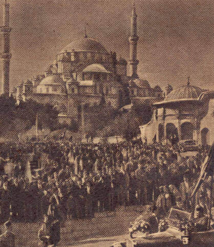 İzmir'in kurtuluşu İstanbul'da büyük bir sevinçle kutlanmıştı.