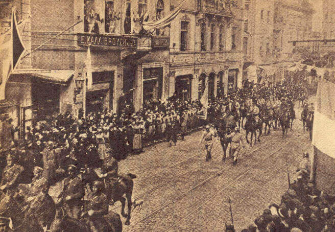8 şubat 1919'da çekilen bu resim Müttefik kuvvetlerini General F. d'Esperey komutasında Beyoğlu'ndan geçerken gösteriyor