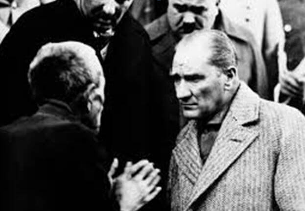 Resimde Atatürk’ümüzün bir çiftçi vatandaşımızı nasıl dikkatle dinlediğini görmekteyiz. Bu yüz ifadesi bize, konuşana değer verdiğini, onun vermek istediği mesajı alma, yorumlama ve hatta kendisini onun yerine koyma(empati) çabası içinde olduğunu hissettiriyor. Sanki bize ‘işte dinleme böyle olmalı’ diye örnek vermektedir.
