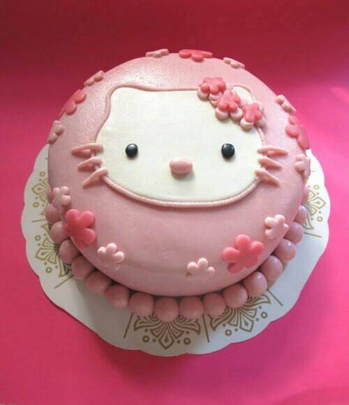 Hello Kitty Şekilli Pastalar