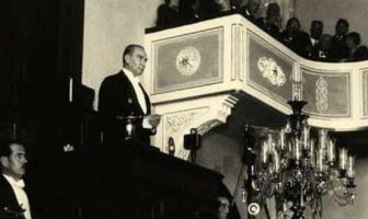 Atatürk - Nutuk Okurken