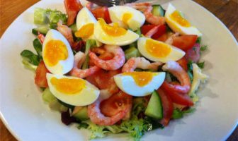 Karidesli Yumurta Salatası Tarifi