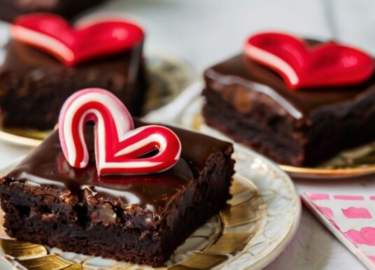 Sevgililer Günü Brownisi Tarifi: Aşkı Çikolata Dolu Kalplerle Kutlayın!