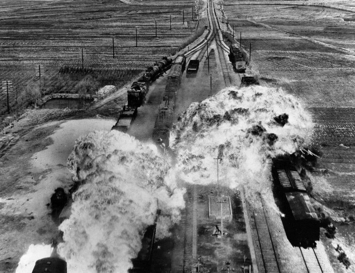 Kore Savaşında Bir Tren Hattına Yapılan Saldırıdan Bir Görüntü 