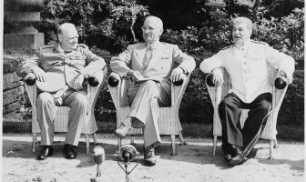 Potsdam Konferansı'nda "Büyük Üçlü", Winston Churchill, Harry S. Truman ve Joseph Stalin.