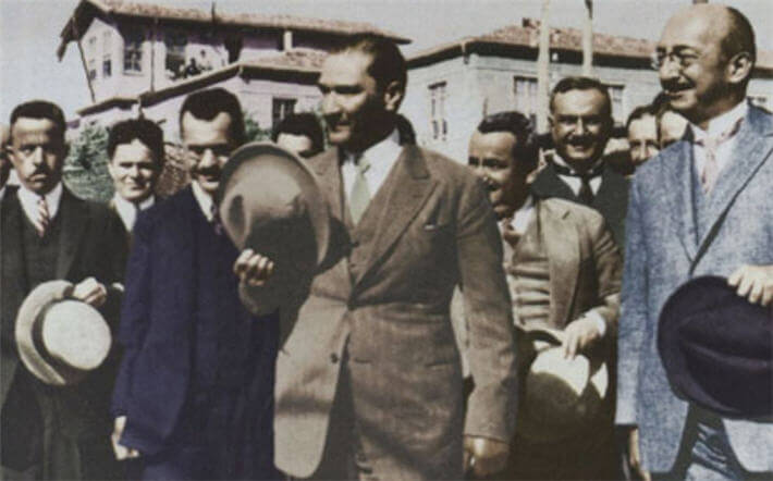 Atatürk Kastamonu'da Şapka ile halkın arasında...