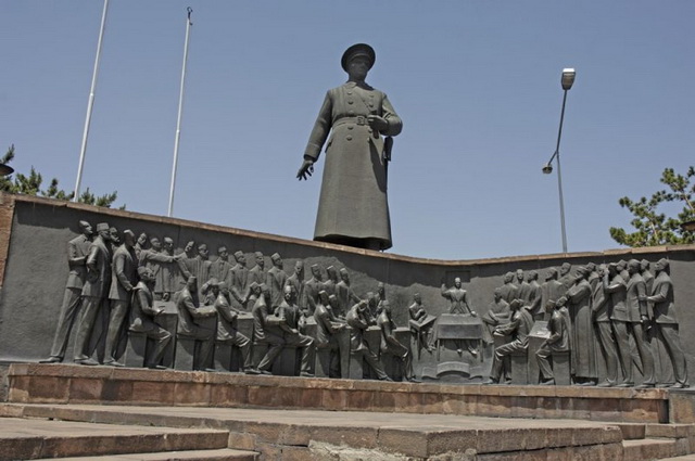 Hakkı Atamulu'nun Erzurum'da yapmış olduğu Atatürk Heykeli