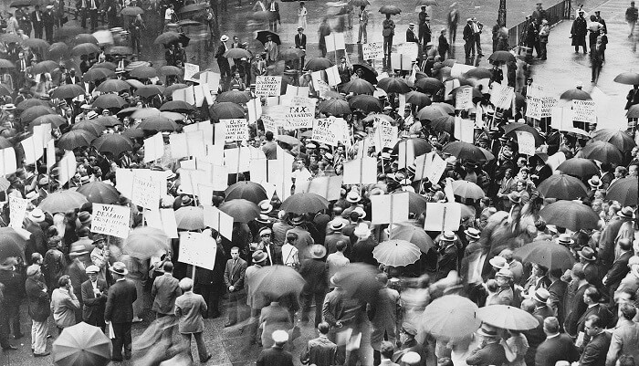 1931'deki başarısızlığının ardından New York'ta Bank of United States'in dışındaki kalabalıklar